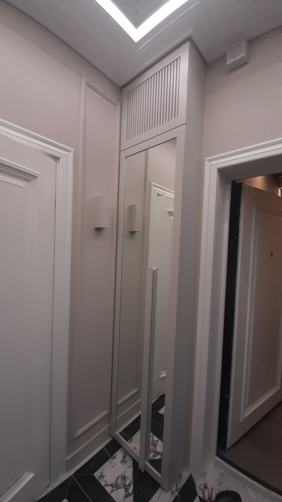 Стильная прихожая с фрезеровкой