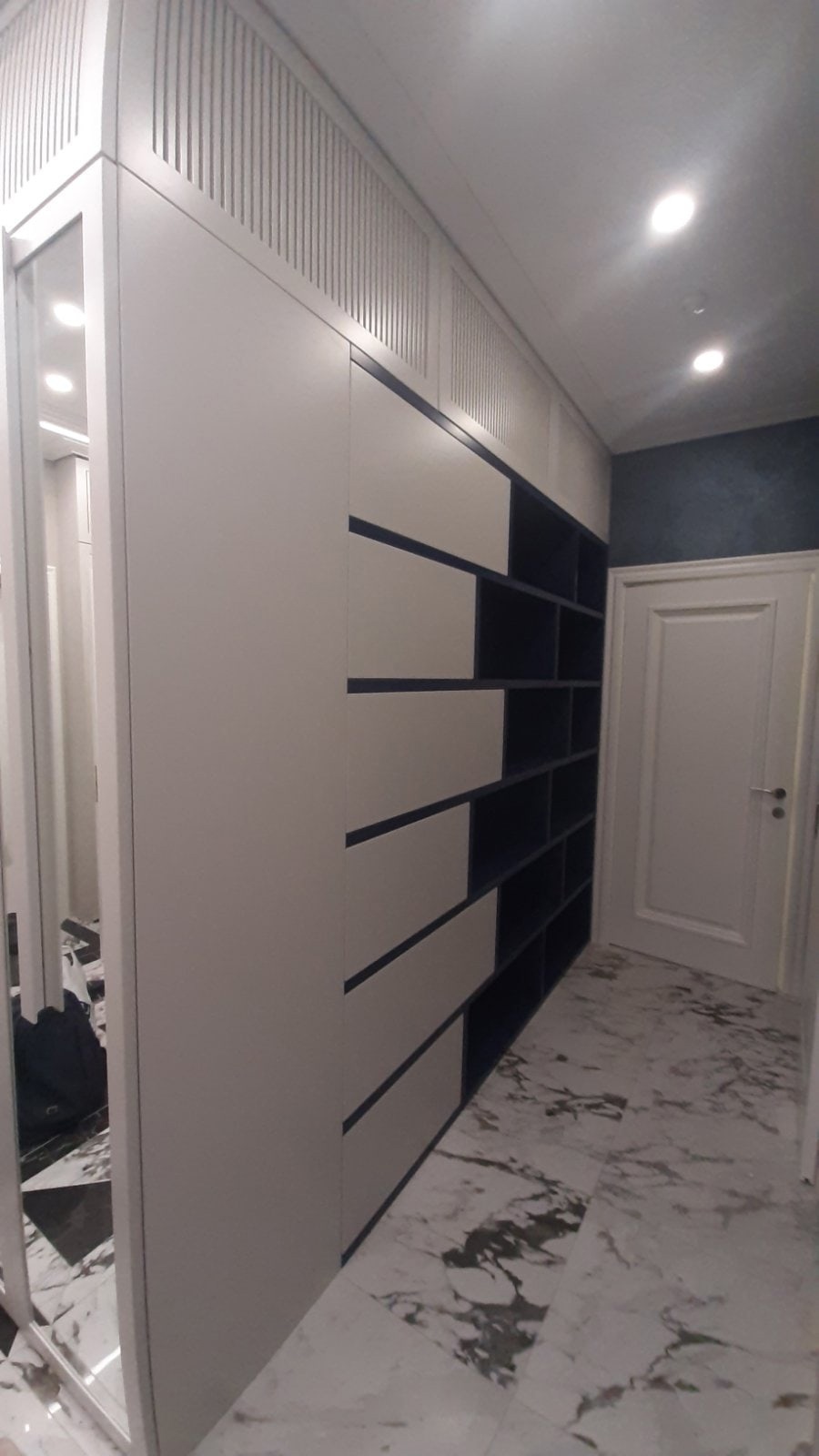 Стильная прихожая с фрезеровкой