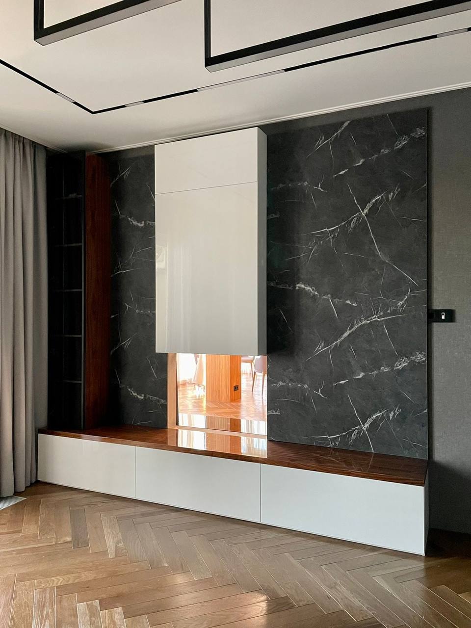 Современная спальня из глянцевого шпона