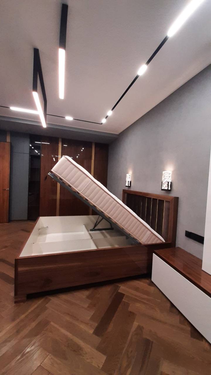 Современная спальня из глянцевого шпона